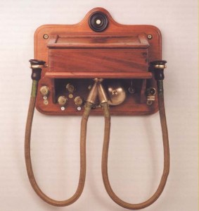 Aparato telefónico Sistema Gower-Bell como los empleados en Fregenal de la Sierra (Badajoz) en 1880.