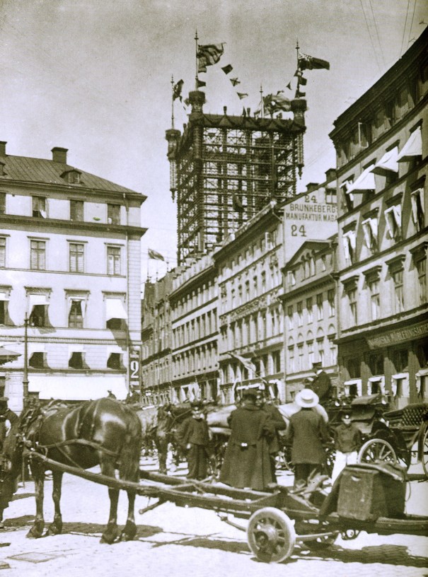 Torre de Teléfonos desde la Plaza de Brunkerbergstorg entorno a 1915 en Estocolmo ya fuera de servicio. Foto archivo histórico de Ericsson.