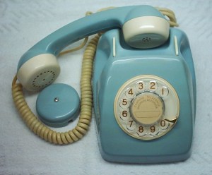 Telefono modelo Heraldo y su roseta (http://antiguedadesurbanas.blogspot.com.es/)