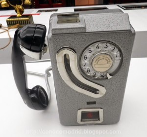 Teléfono de uso público (modelo 5536-M). Este tipo se utilizó primero con fichas y posteriormente con pesetas. 