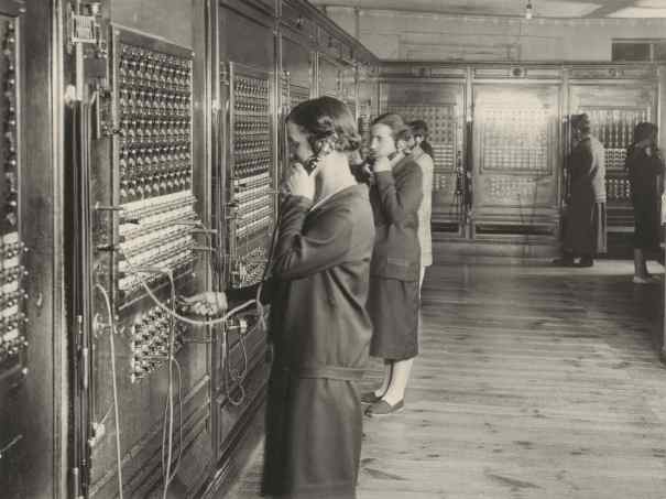 Telefonistas de pie. Cuadro de Vitoria. Archivo Fundación Telefonica.