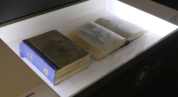 Manuales "Empalmador y Celador" Expo "Rarezas de Colección" Espacio Fundación Telefónica. Foto de su web.