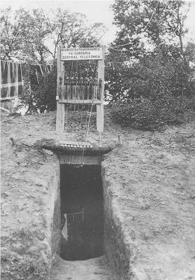 Central telefónica del cerro Garabítas en la Casa de Campo (Madrid) durante la Guerra Civil (foto historiasdeelpardo.blogspot.com.es)