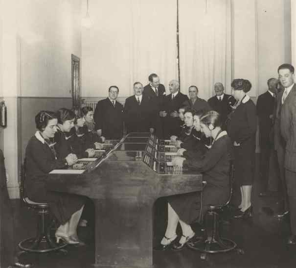 Bilbao. El Alcalde viendo funcionar la Mesa de Posición "Semi-B" de enlace entre Bilbao y Las Arenas. Diciembre 1928. (foto fundación Telefónica R-03737_1)
