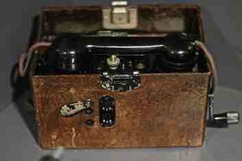 Teléfono de Campaña Alemán FELDERNSPRECHE T 33 "negrillo". Siemens&Halske 1938. Museo del Ejercito Toledo (MUE-42570)
