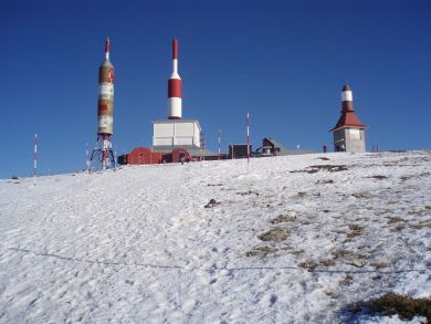 1024px-Antenas_de_la_Bola_del_Mundo