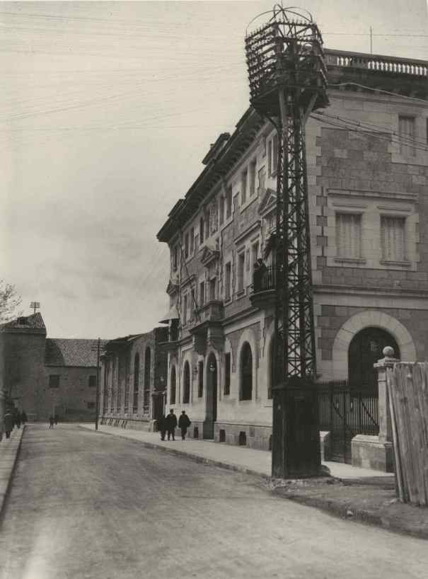 R-00298_1 Columna Plaza Canalejas junto Banco de España