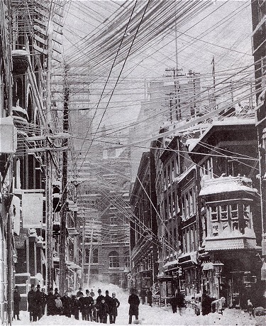 Maraña de hilos telefónicos aéreos en Nueva York, en la gran ventisca de enero de 1888. De Photograph collection of The Museum of the City of New York - http://historyimages.com/Vintage-NY/Blizzard-88.htm, Dominio público, https://commons.wikimedia.org/w/index.php?curid=10515400