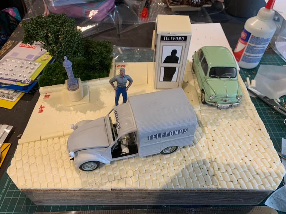 Modelismo histórico de las telecomunicaciones. Una cabina en Barcelona años&nbsp;60.