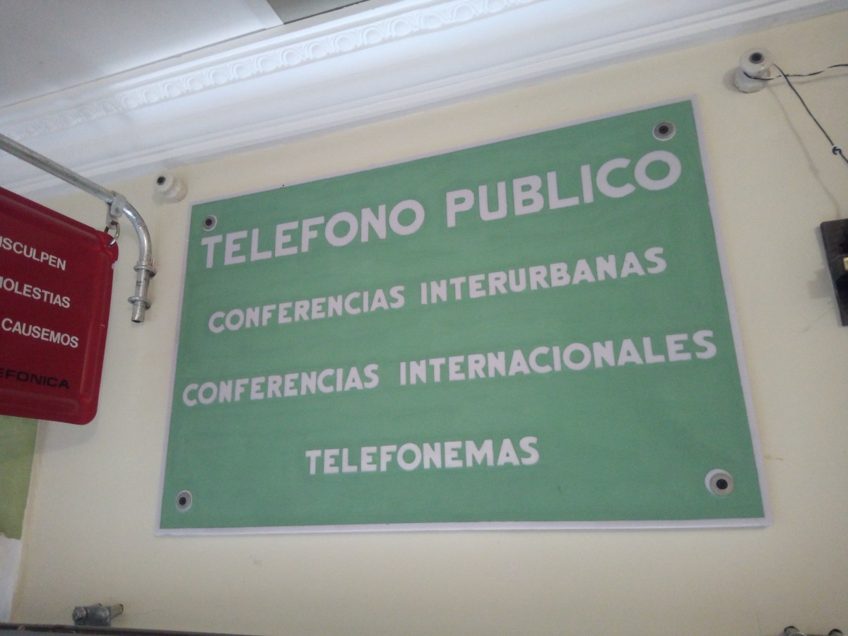 Un viejo y desconocido cartel&nbsp;telefónico